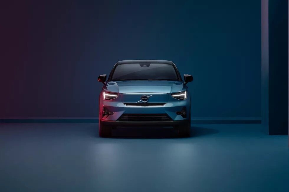 C40, по сути тот же XC40, только с покатой линией крыши, является предвестником того, как Volvo планирует продавать автомобили в будущем.