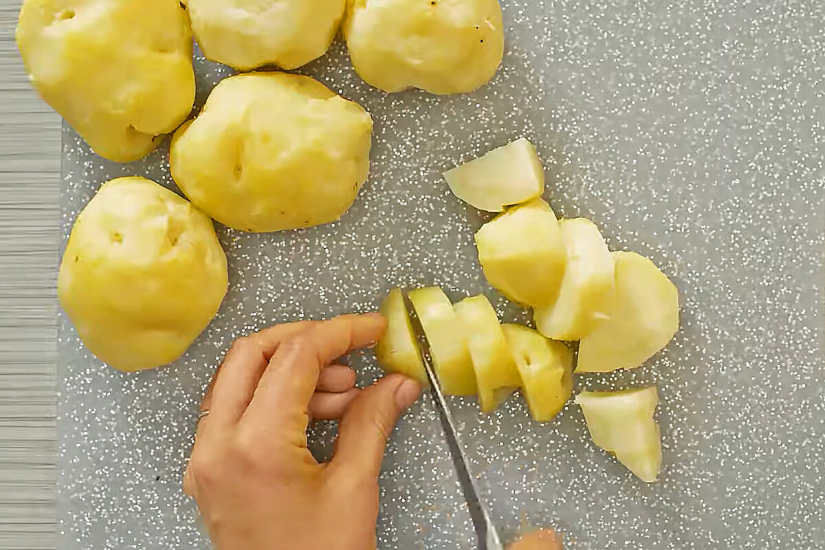 Аккуратно нарежем отварной картофель средним кубиком  Фото:  сooktoria.com