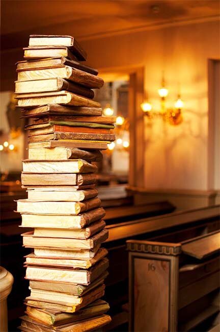 Старые книги можно отнести в библиотеку