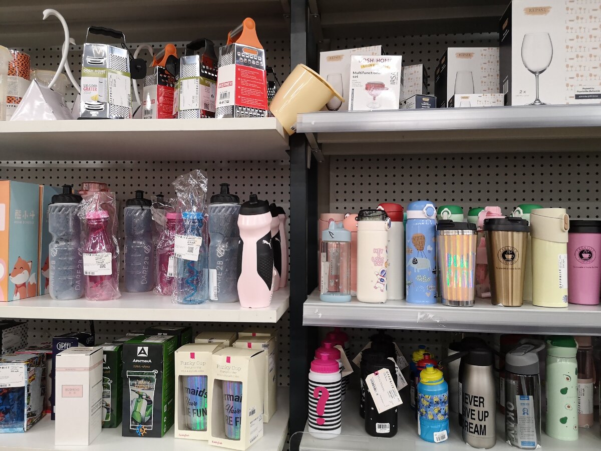 Посуды в магазине мало, в основном термосы и кружки, зато есть чемоданы