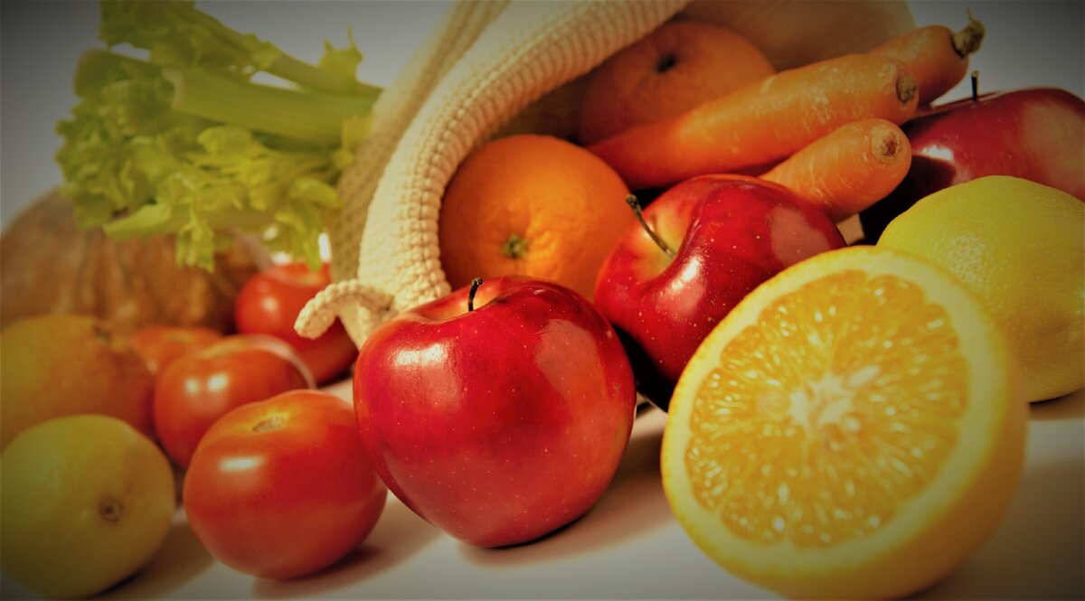Для поддержания здоровья надо есть свежие фрукты.