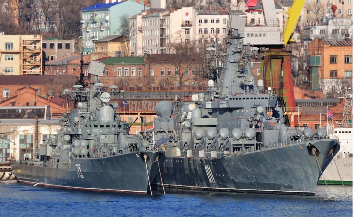 Флагман крейсер "Варяг" и единственный эсминец "Быстрый". Источник: tourister.ru