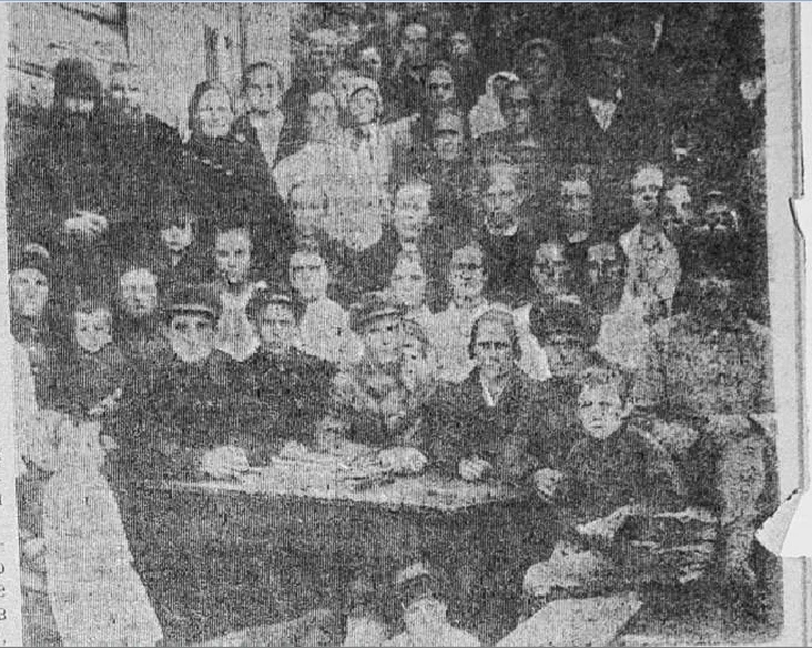 На снимке - члены правления колхоза "Союз" (сидят за столом слева направо): Иван Прима - председатель, Лука Колот, Федор Волошин, Елизавета Бродавко, Митрофан Дорох. Член правления, ударница труда Евдокия Колот во втором ряду четвёртая слева. Фото 1930 года.