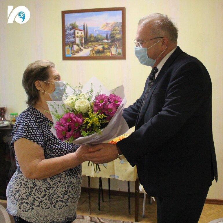 Председатель Думы Югорска Вячеслав Климин лично поздравил Валентину Егоровну с юбилеем и передал самые теплые пожелания от администрации города и всех депутатов.