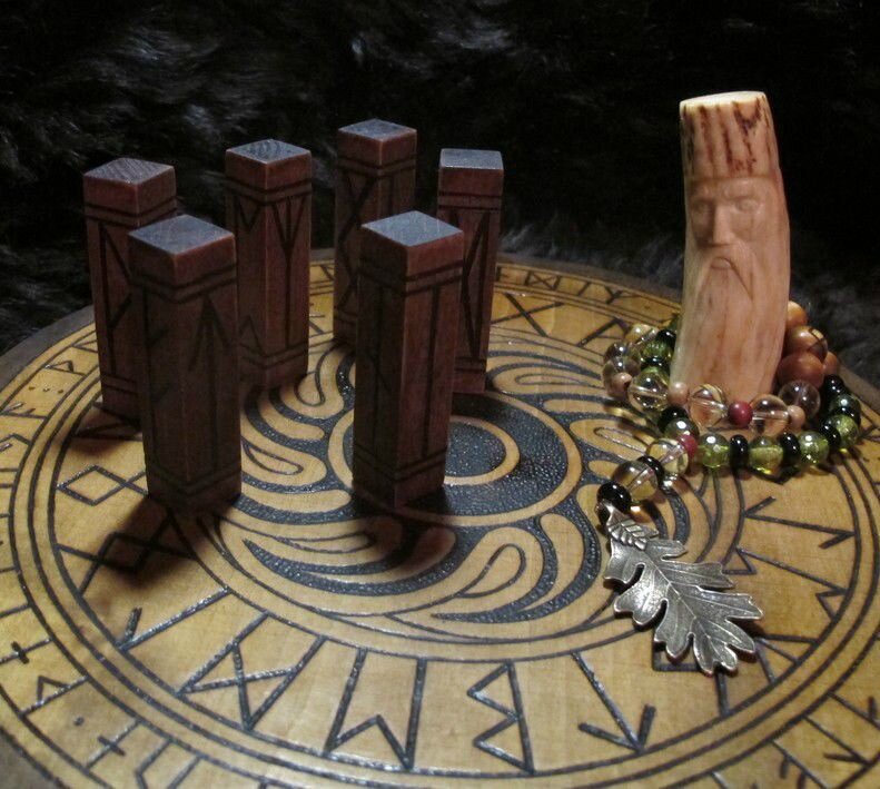 Переносной рунный алтарь, выполненный мастером из дерева. Фото из открытого источника. 