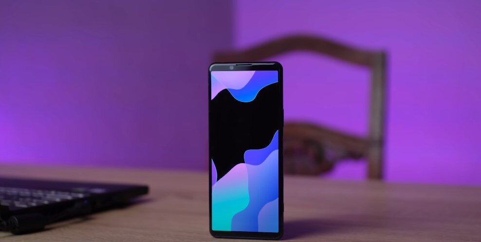 Sony Xperia 5 II в нашем тесте многое делает правильно и, несмотря на свою высокую цену, не только лучше, но и дешевле своего старшего брата Xperia 1 II.