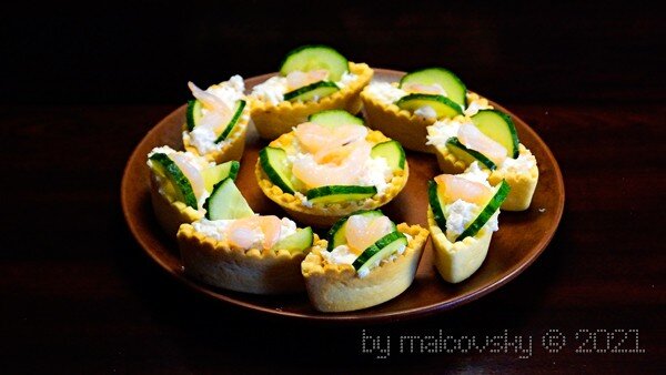 Тарталетки с креветками, сливочным сыром и огурцом