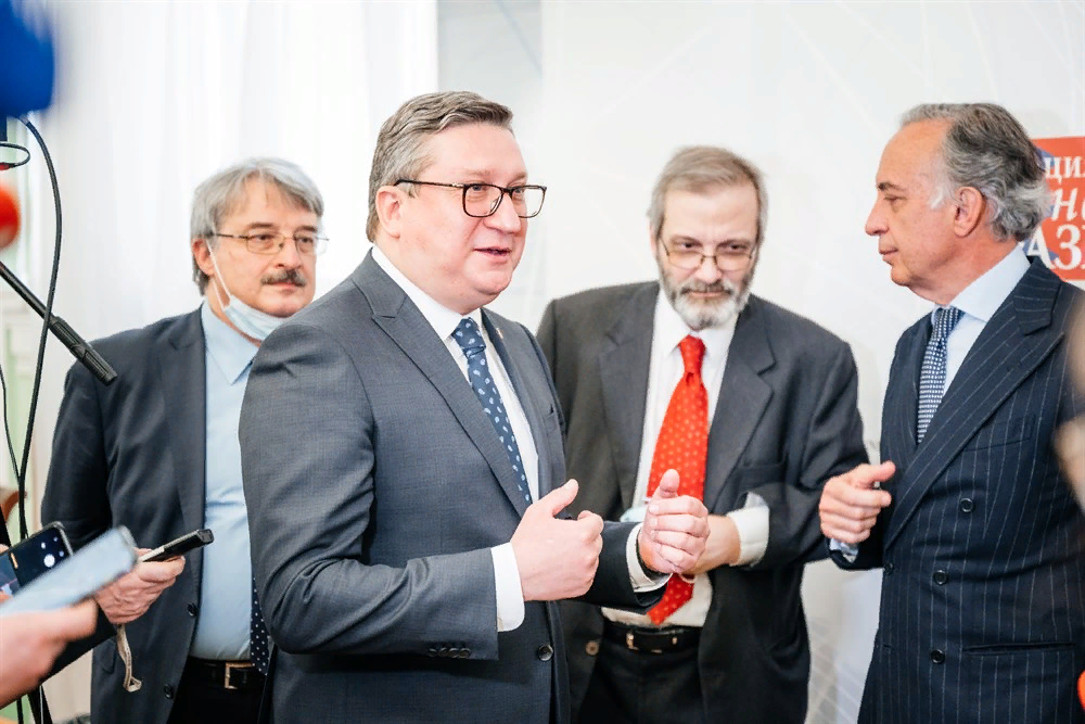 Никита Ермаков (Банк «Интеза»), Андрей Антонов (замгубернатора Томской Области), Марк Бернардини (переводчик-синхронист), Паскуале Терраччано (посол Италии в России)