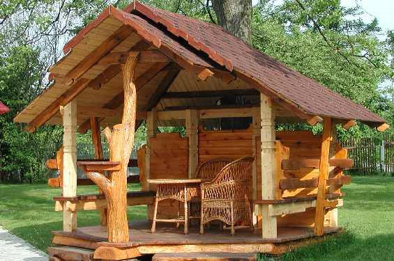 Этакий домик бабы-яги, с элементами натуральных стволов и резьбы.