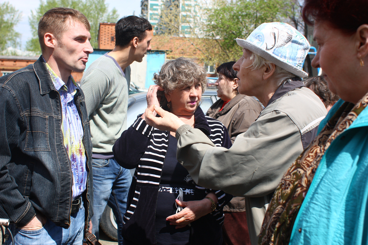 Спор жильцов с представителями УК в Миассе, фото В. Мухина
