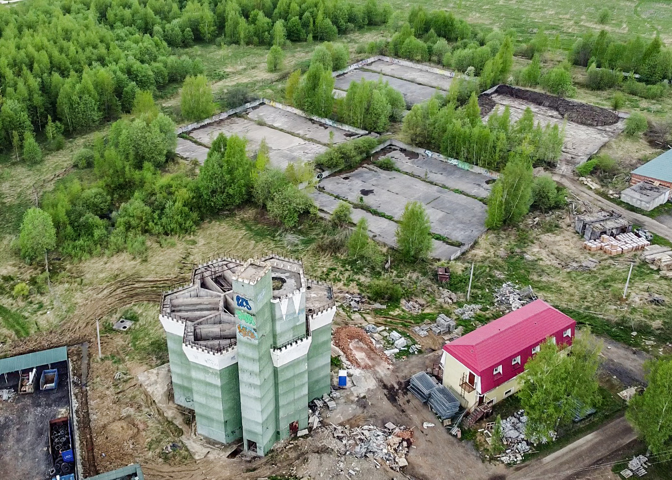 В Подмосковье обнаружен огромный заброшенный дом-замок для очистки воды от нечистот ???2