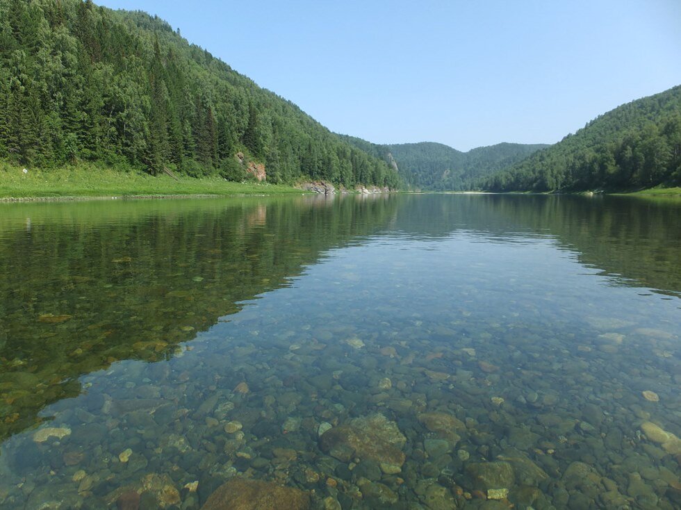 Очень прозрачная вода - как зеркало.