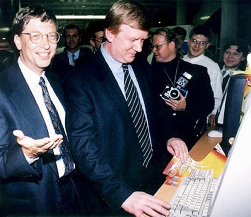 Анатолий Чубайс и Билл Гейтс. Москва.  фото с сайта Яндекс-картинки