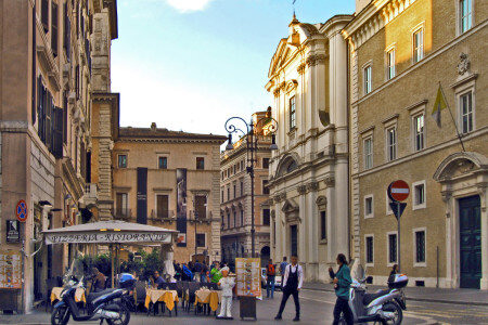 Базилика Святого Аполлинария. В 1990 г. эта церковь стала Часовней Папского университета Святого Креста. 