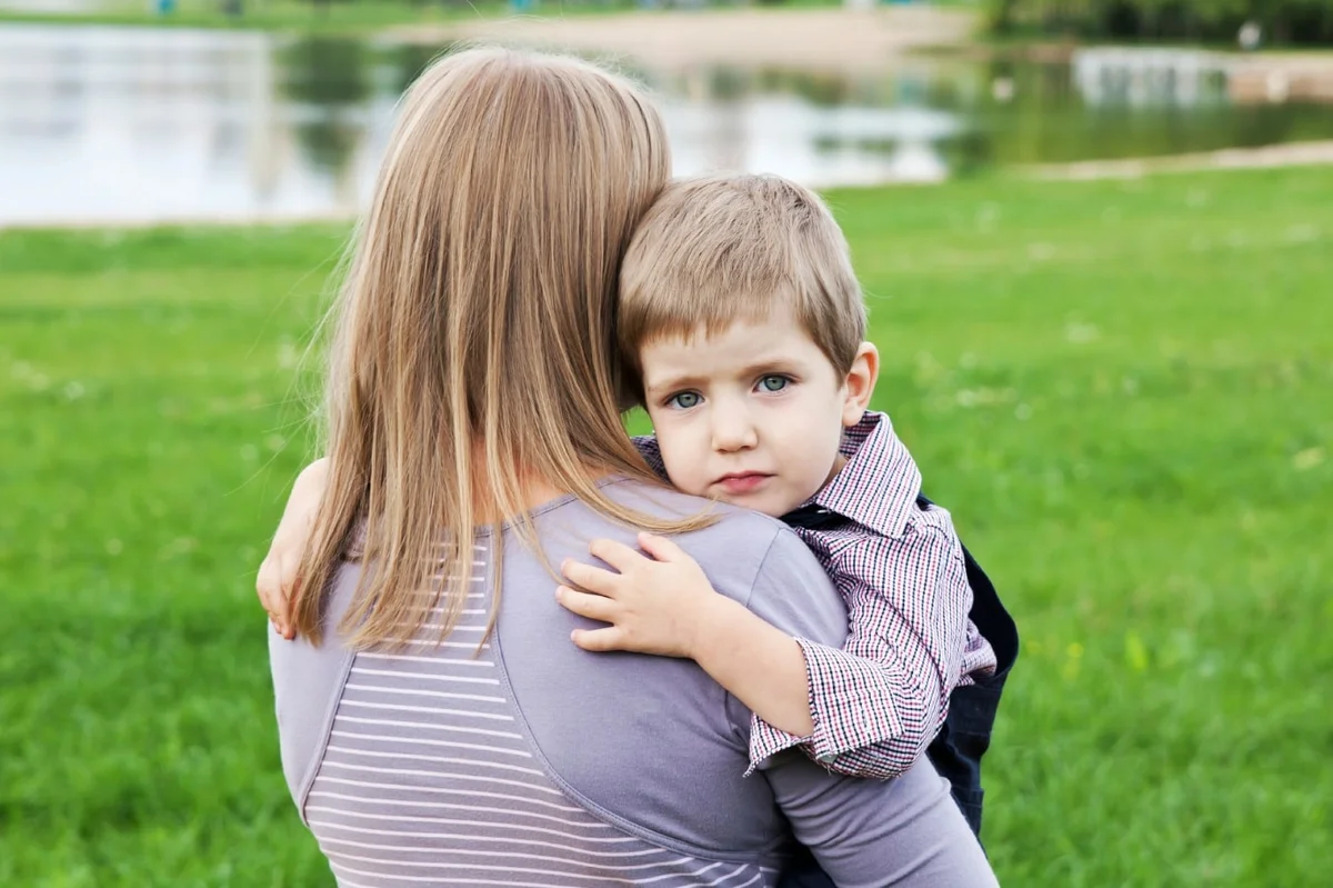 Mother of two children. Обнимает ребенка. Ребенокьоьнимает мать. Женщина с ребенком. Мама обнимает сына.