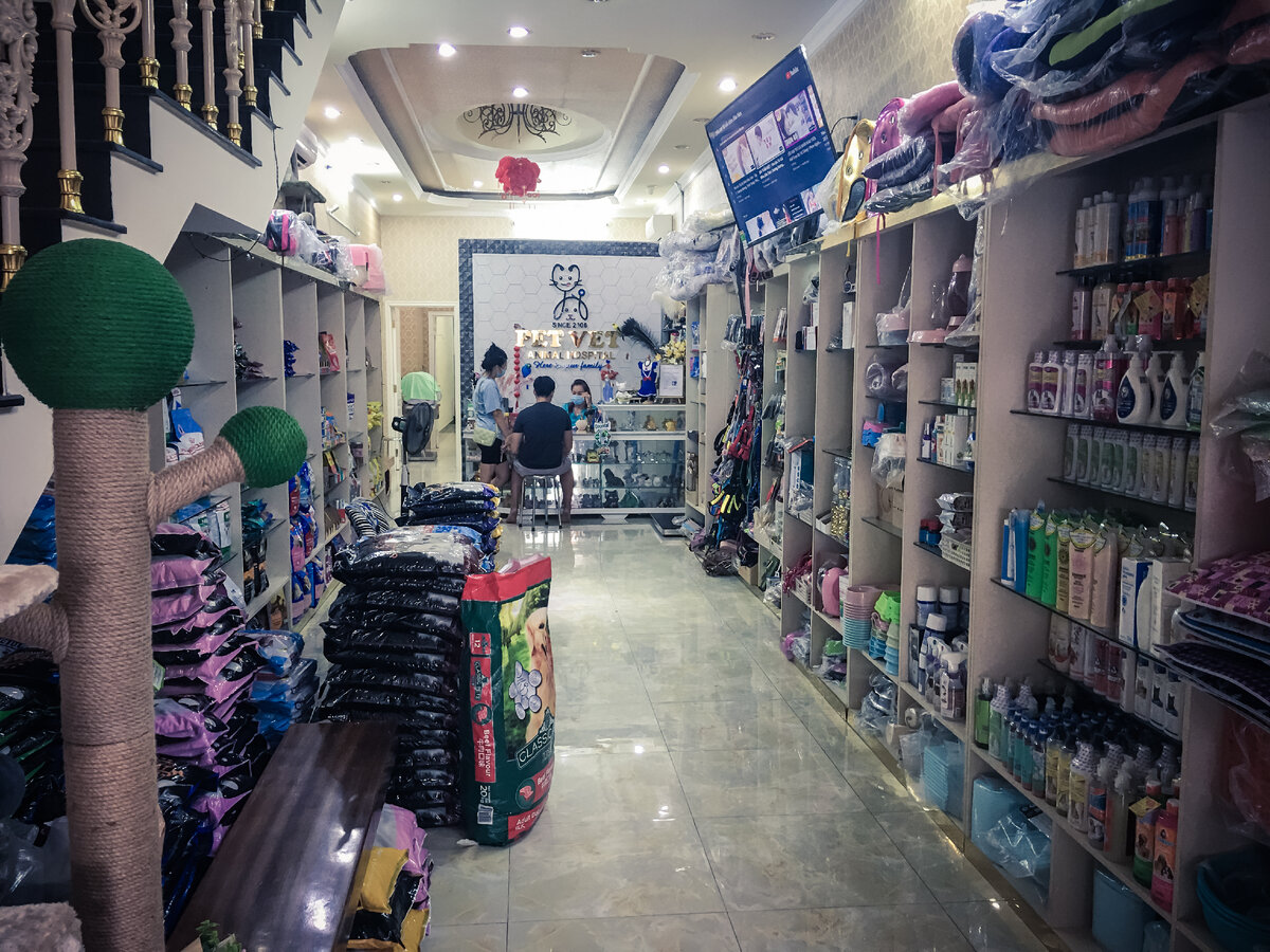 Это не только ветеринарная клиника, здесь внутри ещё и магазин аксессуаров для животных. Наверное, как и везде.  Вьетнам, Вунгтау, 2021 год