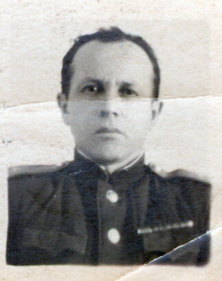 
Старые снимки воспоминания из прошлого – это, как странички дневника описания нет, а память возвращает нас в те времена, даже отражая мельчайшие подробности того сюжета.
Снова снимки и письма из покинутого и заброшенного дома. Кажется, что фотографии пытаются сохранить себя ещё на какое-то время и поэтому оказываются в руках посторонних людей, а там уж, как совесть позволит либо выбросить за ненадобностью, либо отдать в надежные руки. Чтож я за второе, как говорит моя знакомая «Думайте о смерти при жизни». 
