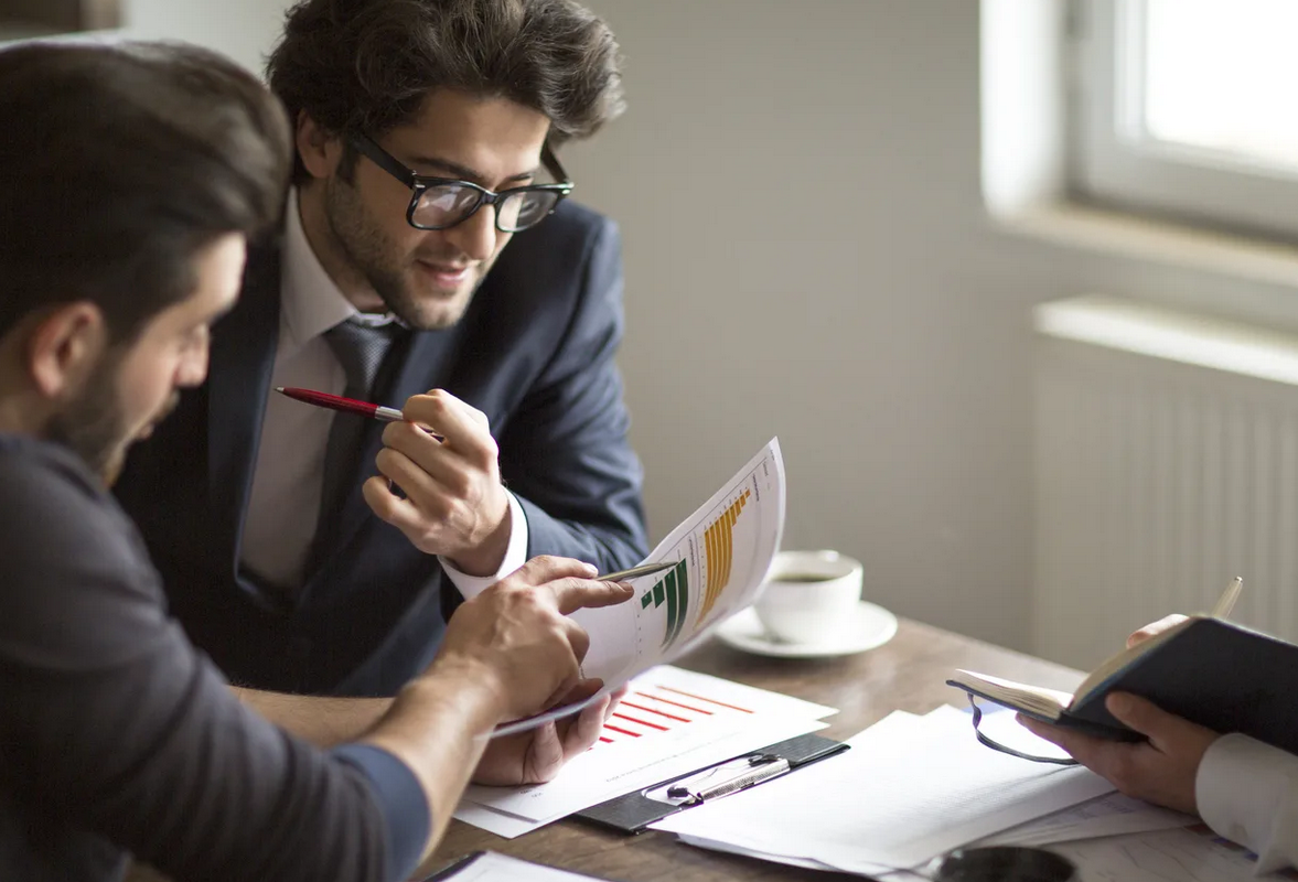 Бизнес девушка и мужчина. Аудитор по английски. Аудитор по английски. Английский язык для бухгалтеров учебник. Аудиторская проверка документы фото.