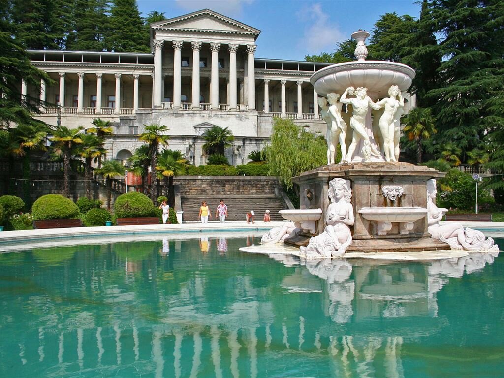  Санаторий не действующий.. в ближайшее время подлежит реконструкции по просьбам туристов. Успейте поймать этот вид в этом году, старый, заброшенный, величественный! Здесь очень красивые места! Не зря сюда прилетают с др городов блогеры для фото сессии, (я просто неправильный блогер видимо) Специально нанимают местного фотографа, либо прилетают с ним.
Здесь невероятно чистый воздух, аж голова кружится! А как птички поют переливаются 
Поразили вековые деревья, разных сортов пальм др экзотический растений.
Во- внутрь здания не попадёшь, опасненько для жизни, но определённо хватает места для прогулки и фотоснимков по этой необъятной территории вокруг дворца.
