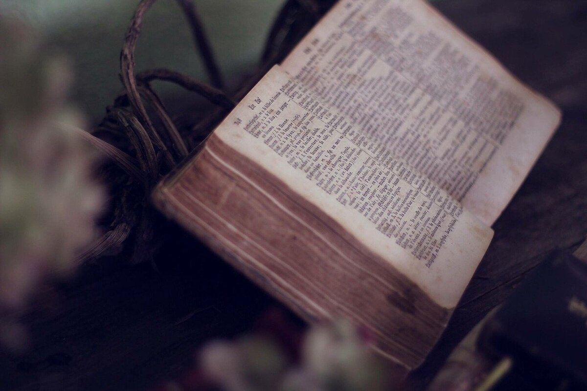 "Величие книги оправдывает её содержание. Величие человека оправдывают его дела."