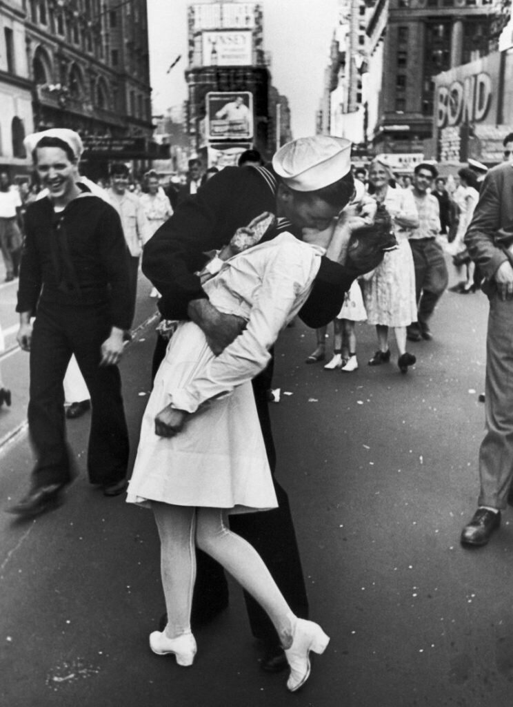 Второй снимок Альберта Эйзенштадта «День Победы над Японией на Таймс-Сквер». Источник фото: https://retrospectra.ru