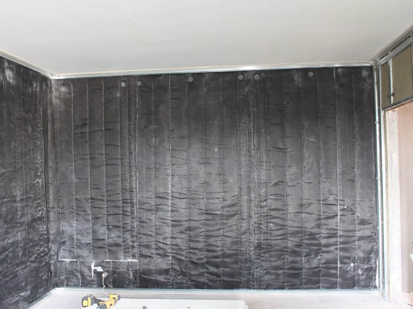 Рулоны укладываем внахлёст на 4-5 см, а стыки заклеиваем монтажным скотчем с армированием.