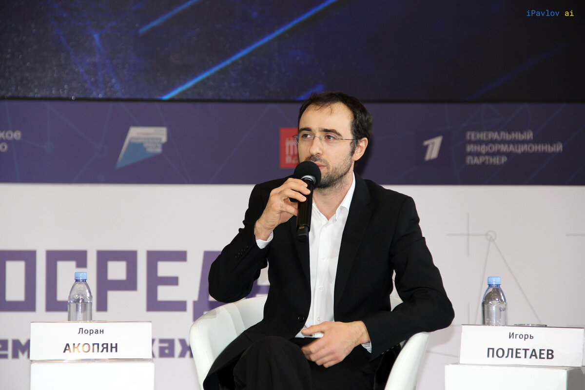 Рис. 1. Лоран Акопян, Генеральный директор iPavlov, Исполнительный директор НИЦ АО “Швабе” в МФТИ во время панельной дискуссии “Цифровизация” деловой программы фестиваля “Техносреда 2021”.