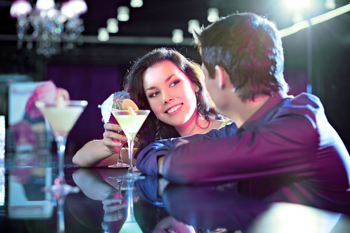 Dating events. Парень и девушка в баре. Мужчина с девушкой в баре. Девушка и парень в пабе. Парень с девушкой в клубе.