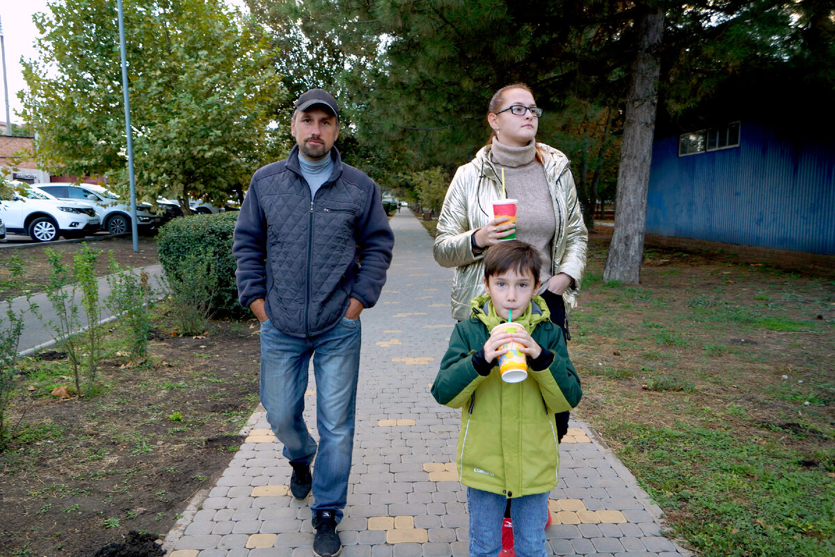 Купили детям по молочному коктейлю и вперёд, развлекаться.