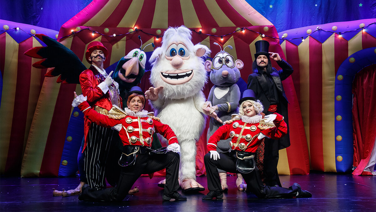 Реалистичные костюмы и объемные декорации