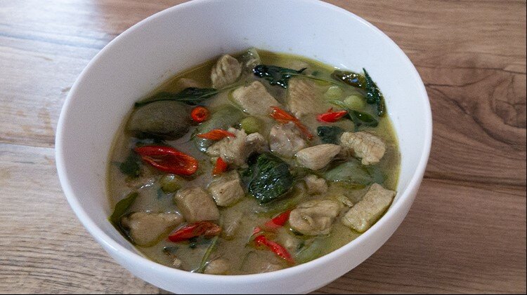 Время готовки: 25мин. Порции: 2 แกงเขียวหวานไก่ | Одно из популярных блюд в тайской кухне — это зеленое карри с курицей. Блюдо подается с варенным длиннозерным рисом.