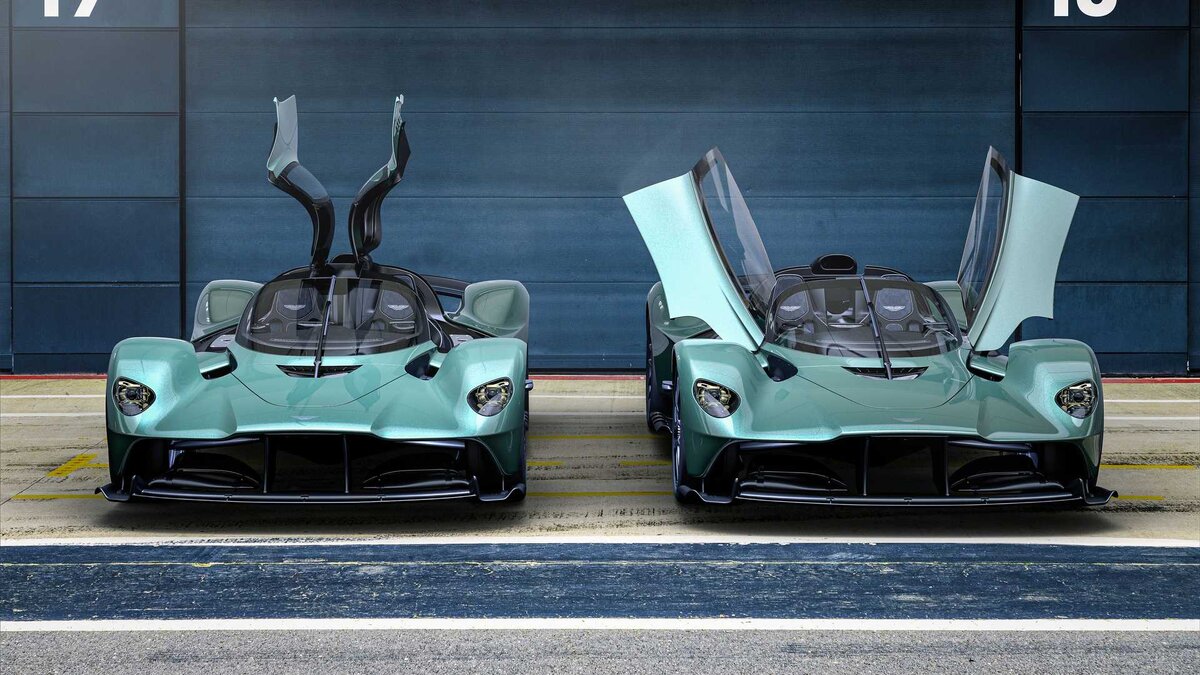 Aston Martin Valkyrie синего цвета