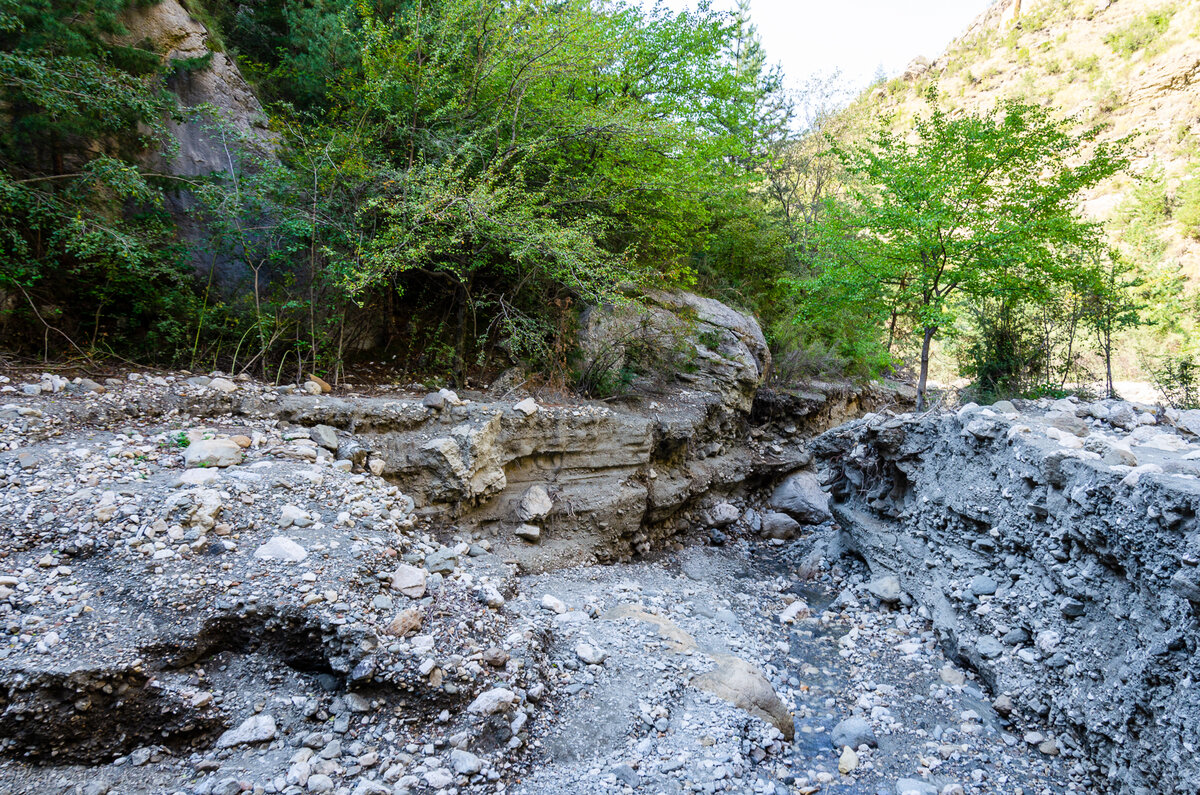 Часть дороги в Карадхской теснине.
