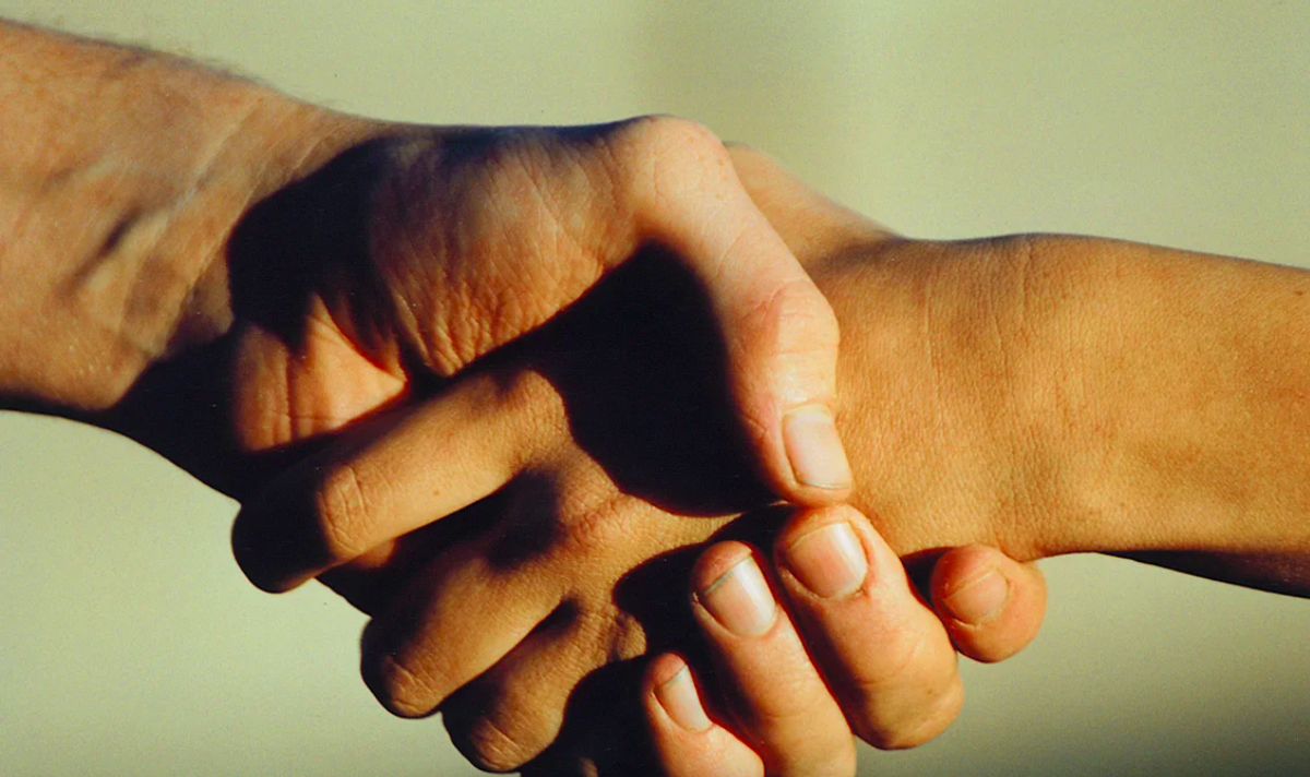Как помирить людей. Дружба руки. Дружба рукопожатие. Примирение людей. Руки примирения.