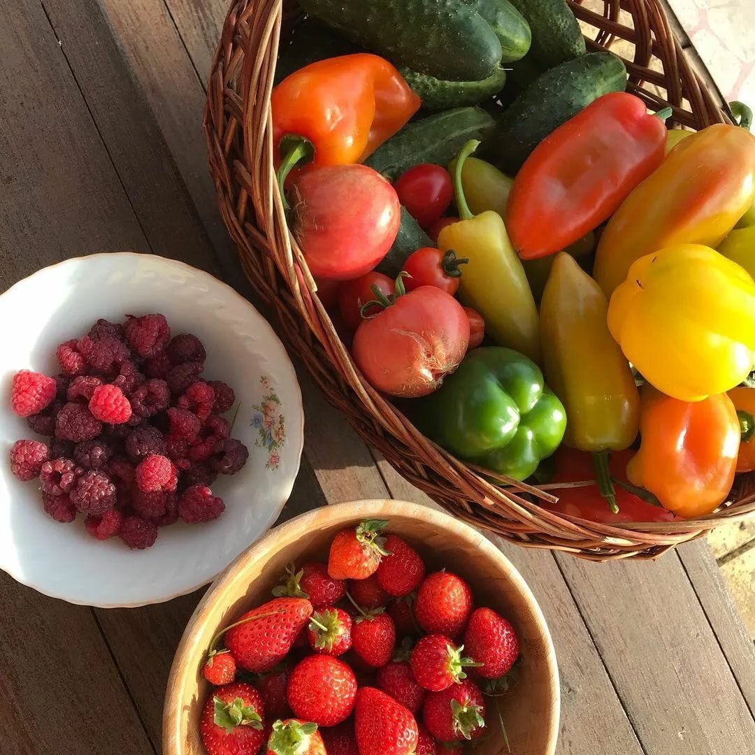 Так как,к сожалению, не у всех есть возможность ежедневно гулять по 3-5 часов в день, ездить на моря и получать солнечные ванны, я хочу поделиться с вами топОМ из 5 продуктов, которые поднимут Вам настроение!