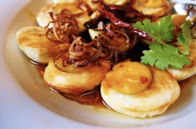 Этот тайский рецепт, также известный как «яйца зятя», является основным продуктом в каждом доме и является популярным семейным любимцем.