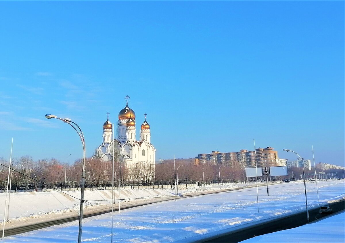 Один из самых больших Тольяттинских храмов - сделан по подобию Храма Христа Спасителя в Москве