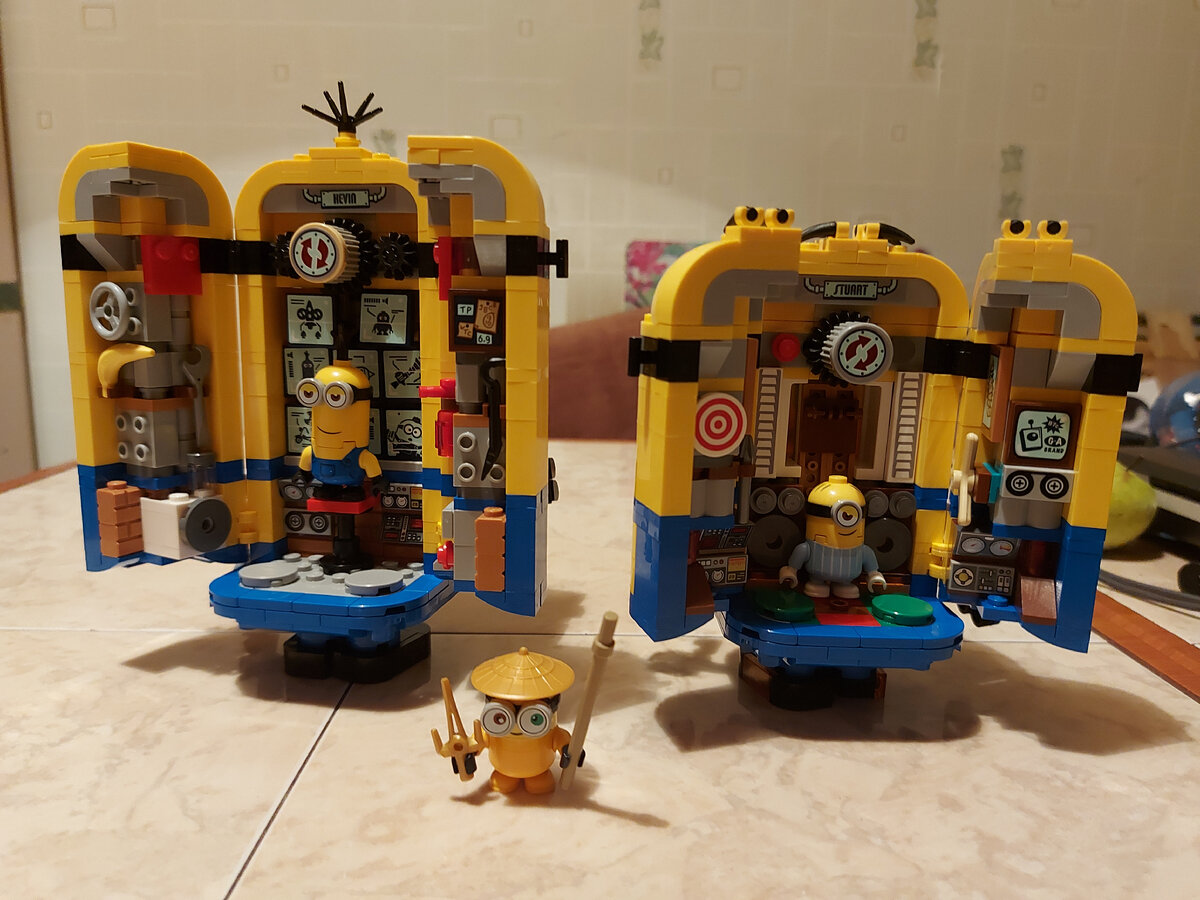 А в больших миньонах сидят маленькие миньончики, которые крутят глаза с помощью колесиков🤣