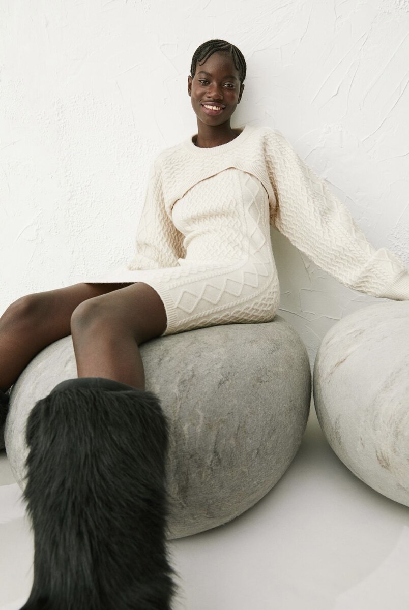 укороченный джемпер арт. 1015621001; вязаное косицами платье арт. 1015620001