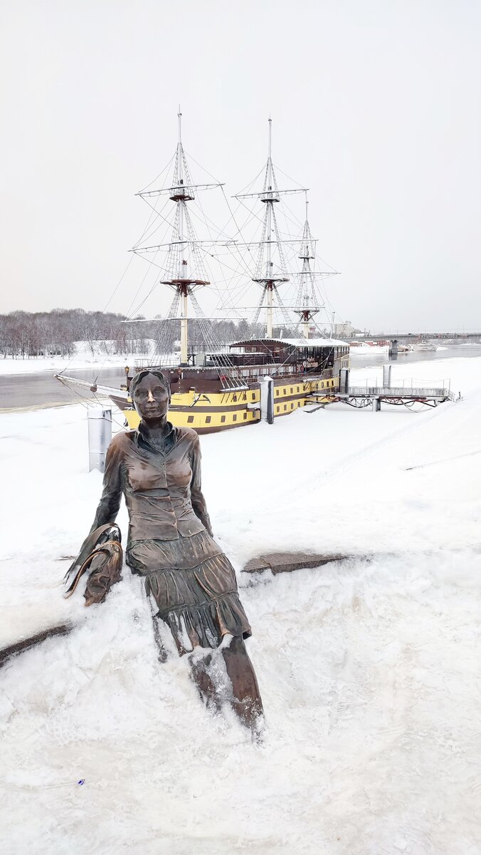 Памятник туристке