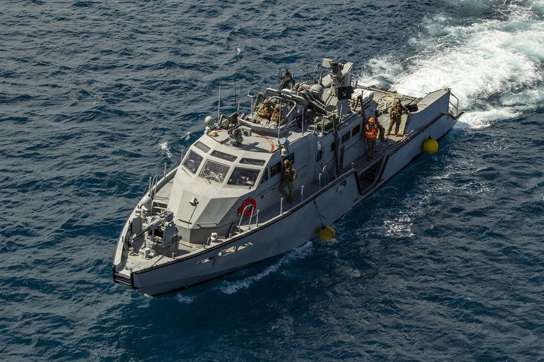 Mark VI. водоизмещение 65 тонн. Длина 25, скорость до 41 узла.Вооружение — по две автоматические 25-мм артустановки Rafael Mk. 38, шесть крупнокалиберных пулеметов.