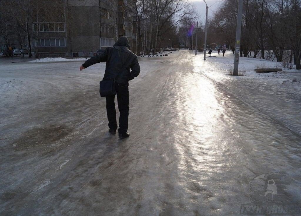 Гололед представляет собой слой плотного стекловидного льда