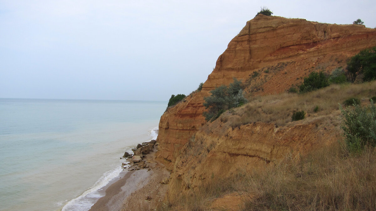 Берег Любимовки. Камни делящие два пляжа.