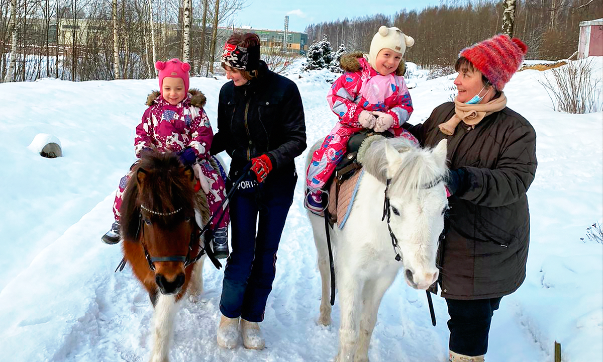 Роды были естественные, Евин крик я не слышала, у неё была 3-ая петля на  шее, её интубировали. Кира родилась быстро, закричала