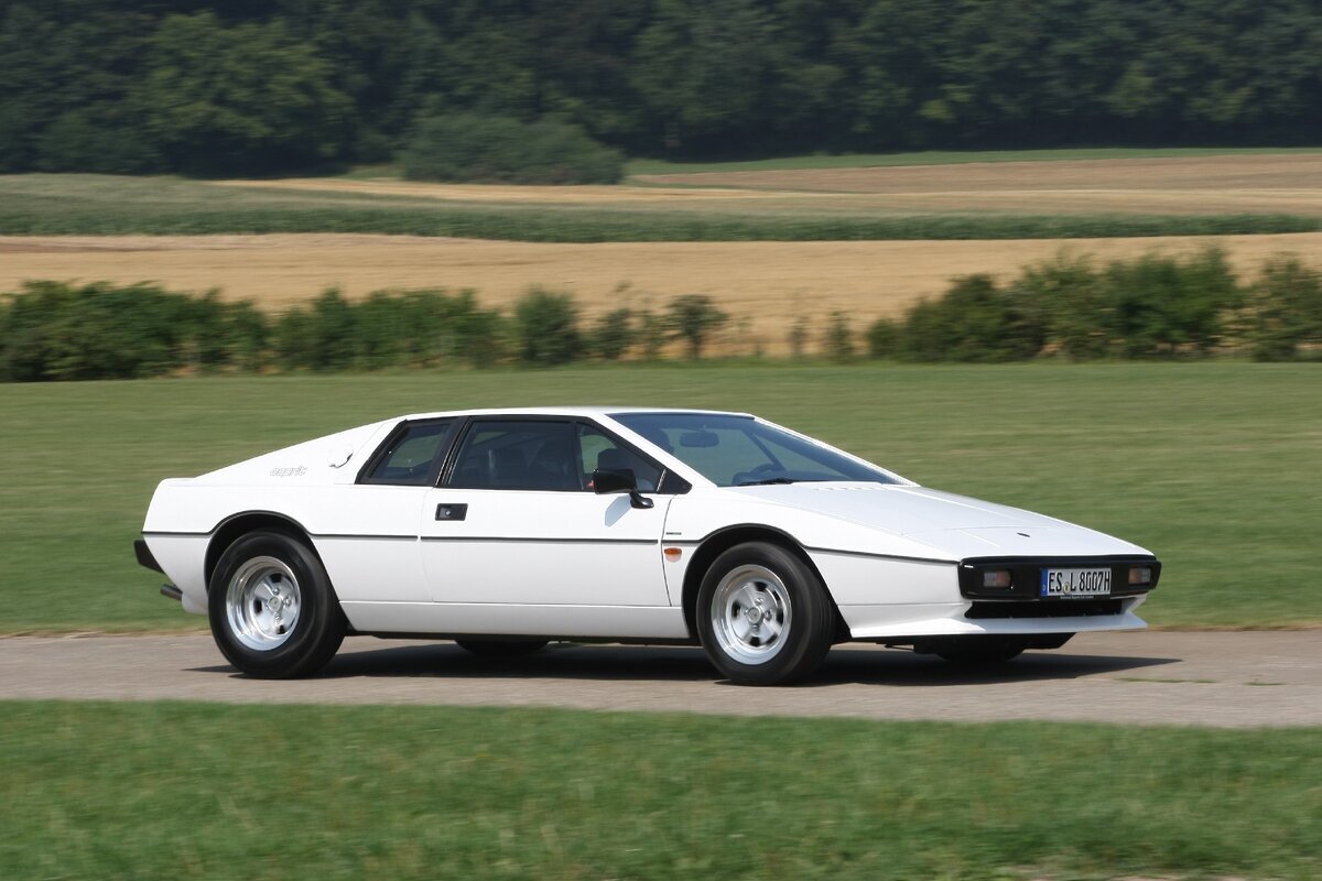 Lotus Esprit Type 82