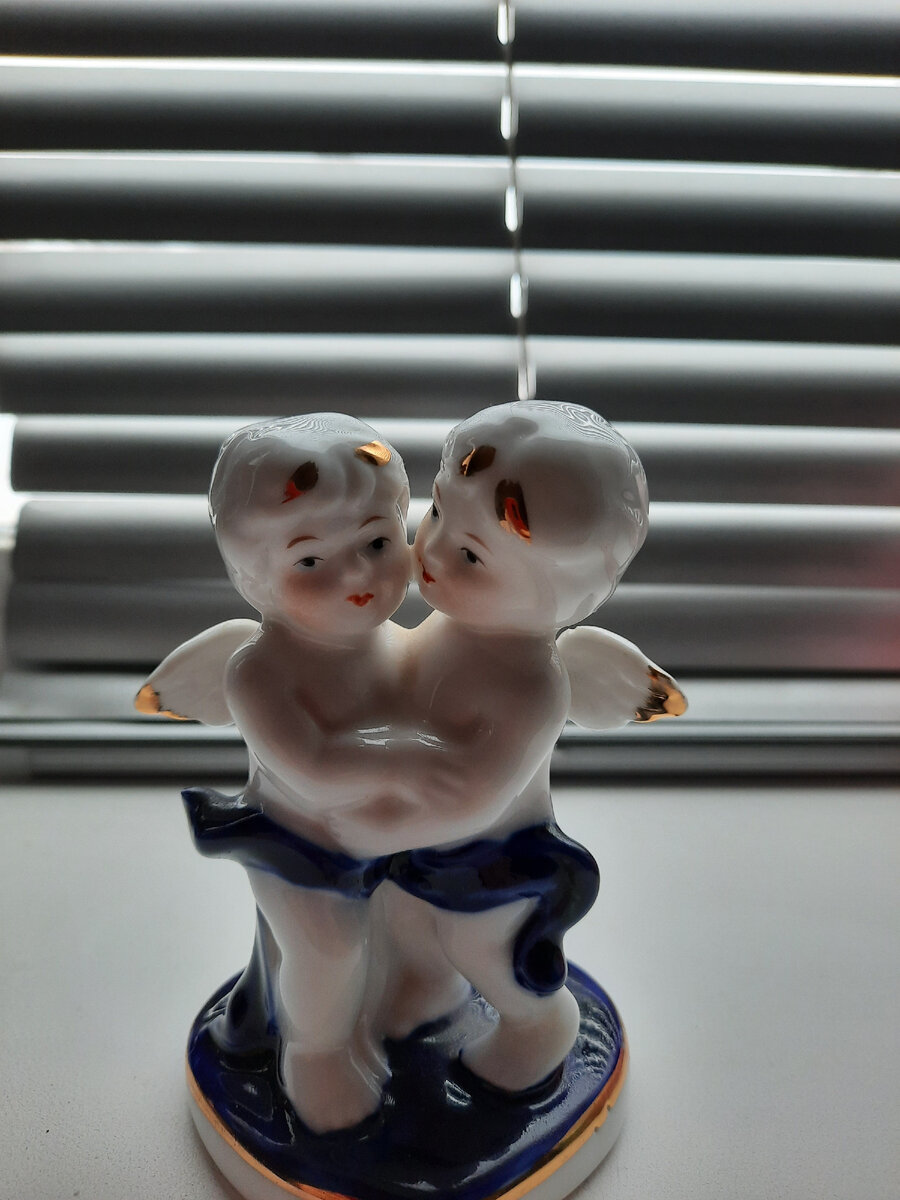 У нас прибавляется статуэток- Соне подарила жена моего отца. Будем собирать) 