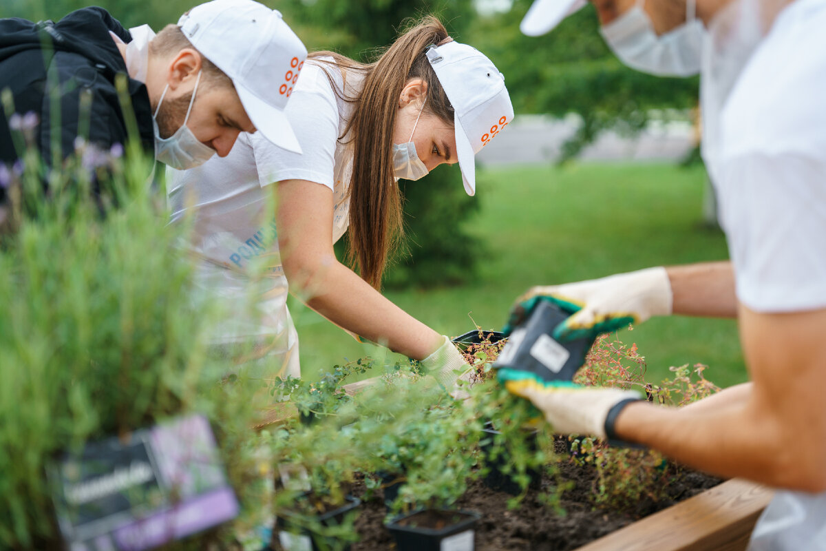 Фото с открытия сенсорного сада. В 2021 году на территории Дома-интерната для детей-инвалидов и инвалидов с детства с нарушениями умственного развития №1 в рамках программы социальных инвестиций «Родные города» компании «Газпром нефть» нами был создан под ключ уникальный сенсорный сад.