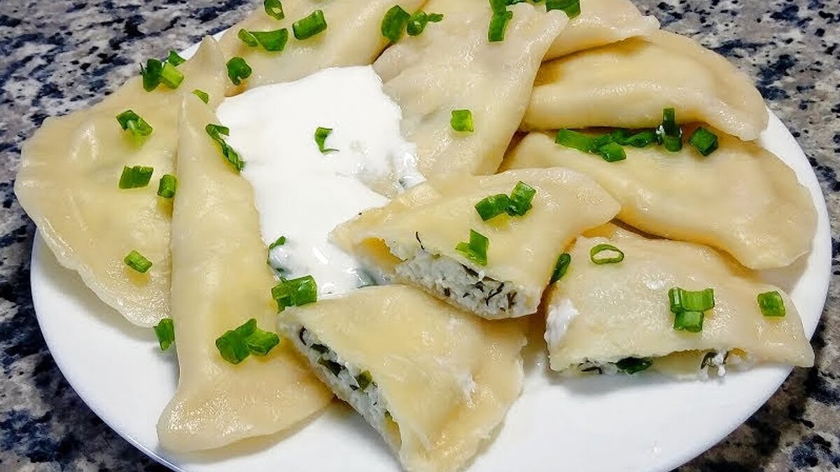 Простой и очень быстрый рецепт нежных и вкусных вареников с творогом и зеленью. Приготовьте для своих родных и близких! 
Для теста:
мука - 300 гр.
вода - 180 мл.
сахар - 0.5 ч.л.
соль - 1 ч.л.
масло растительное - 30 мл.
Для начинки:
творог - 200 гр.
лук зелёный - 1 пучок
укроп - 1 пучок
яйцо куриное - 1 шт. 
соль по вкусу
1.Добавьте все ингредиенты в просеянную муку.
Замесить тесто и убрать на 30 минут.
2.В творог добавляем рубленую зелень, яйца и
соль по вкусу. Перемешать
3.Варить в кипящей подсоленной воде после всплытия в течение 10-15 минут.