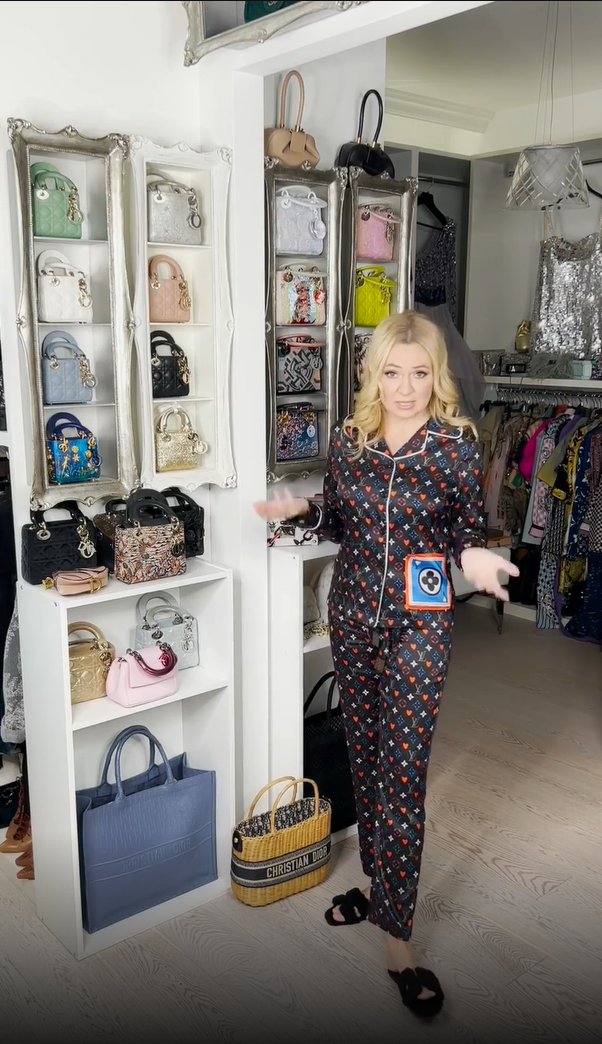 Даже не могу себе представить сумму, которую Яна уже прикинула у себя в голове за все ЭТИ свои "сокровища"