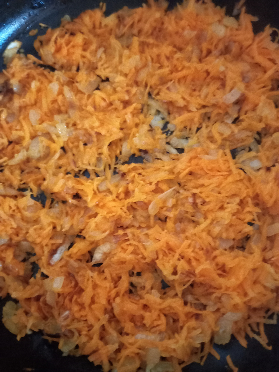 Обжаренные лук и морковь